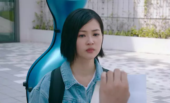 郭柏妍呢場忍淚戲演出咗倔強嘅味道，算係交足功課。