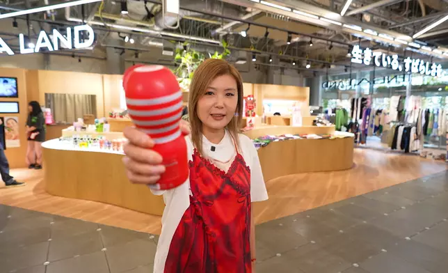 原宿一商場有近百款「飛機杯」可供選購。