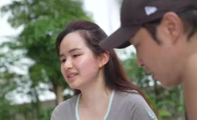 譚哥親自到Michelle平時練習跑步的地方指導。