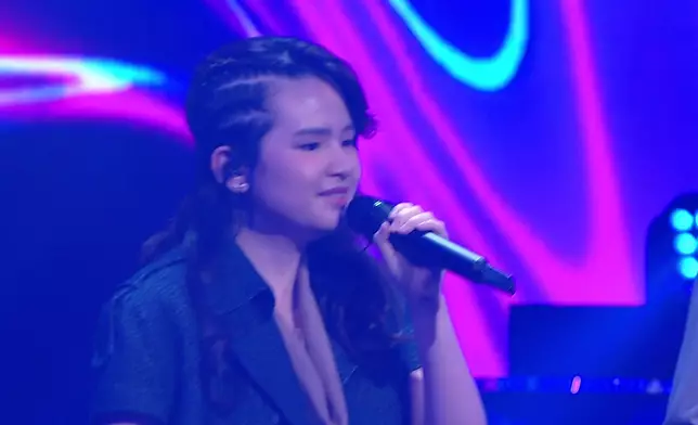 Michelle與譚耀文獻唱《講男講女》。