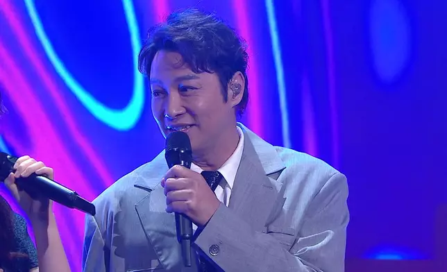 Michelle與譚耀文獻唱《講男講女》。