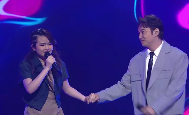 Michelle與譚耀文獻唱《講男講女》。