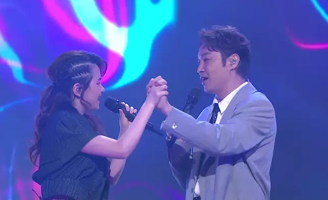 Michelle與譚耀文獻唱《講男講女》。