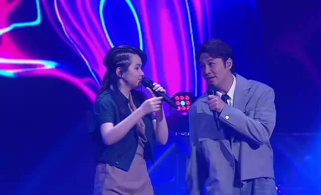 Michelle與譚耀文獻唱《講男講女》。