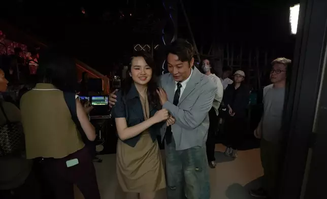 表演後譚哥鼓勵Michelle做得好。