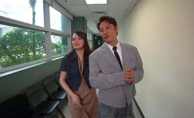 表演後譚哥鼓勵Michelle做得好。