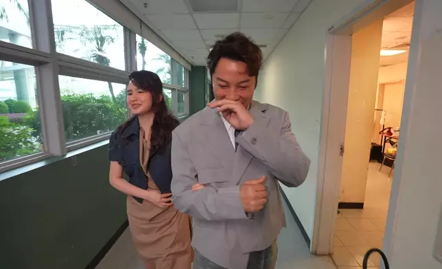 表演後譚哥鼓勵Michelle做得好。