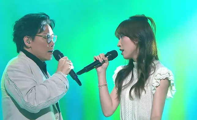 Jenny、阿公獻唱《來夜方長》。