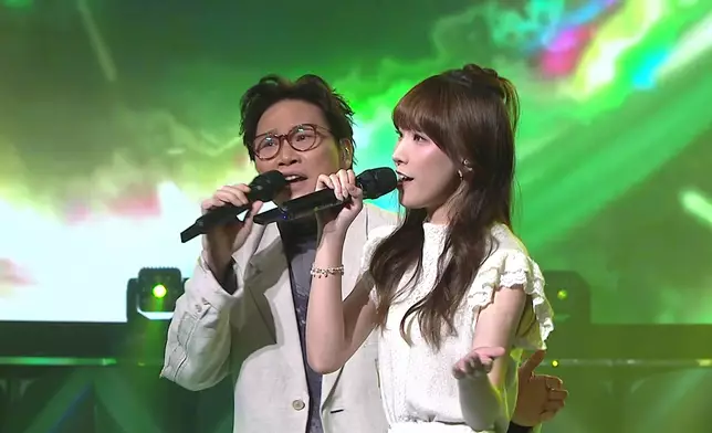 Jenny、阿公獻唱《來夜方長》。