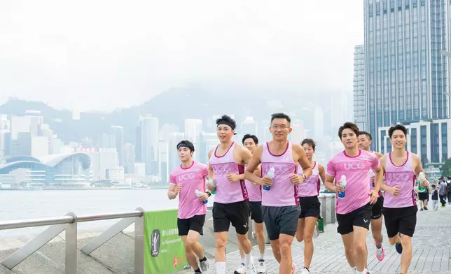 華集團主席凌偉業客串跑步教練與四子練跑。