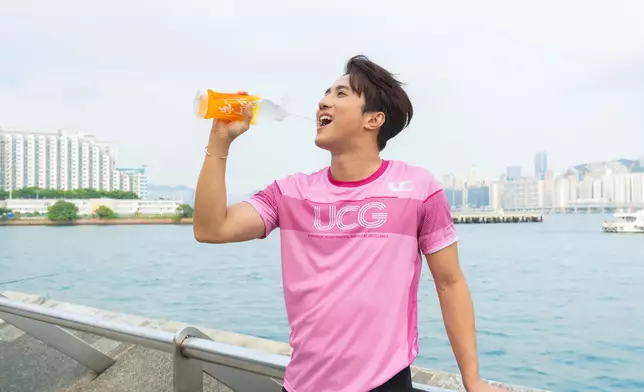 庭鋒恨孖家燕姐日日跳十字步操Fit。