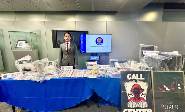 盧嘉晉展示證物。