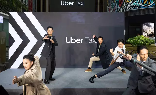 張家輝早前在陳慧琳（Kelly）演唱會上跳唱《眼睛想旅行》引來熱烈迴響。