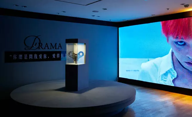 展區五：《DRAMA》中放置G-DRAGON身上的「發條裝置」