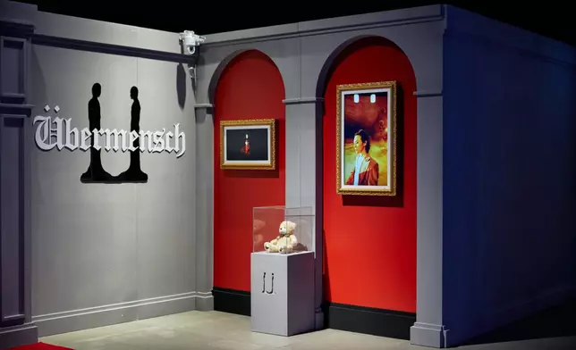 展區二：紅地氈展區展出《TOO BAD》及《DRAMA》MV中的泰迪熊及印章