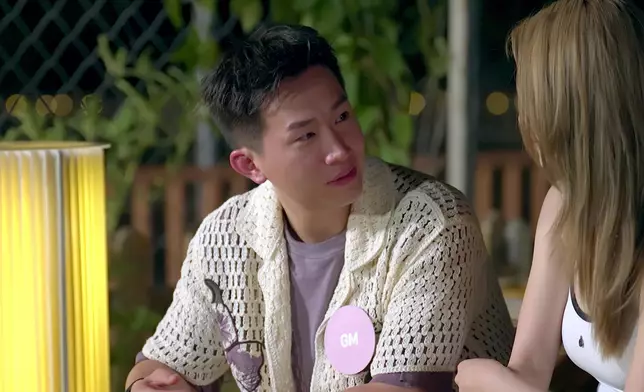 但係一望住Sophie，佢又變番溫柔。