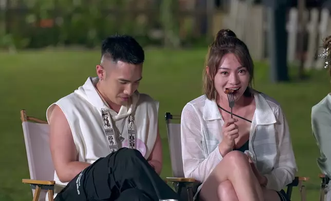 其實細John一坐埋嚟，Carman已經開始勁激動。