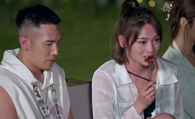 用雞翼舒緩緊張，Carman都係第一人。