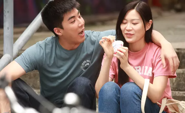 廖家爵同莊易羚私下係好朋友，所以Kelvin話同佢合演情侶會舒服同自然啲。