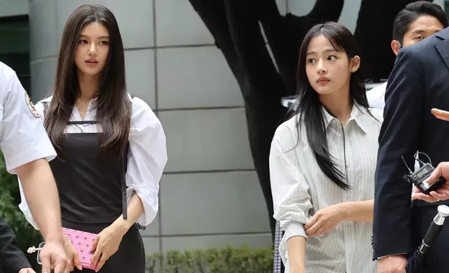 8月14日Minji與Danielle親自現身法院。網上圖片