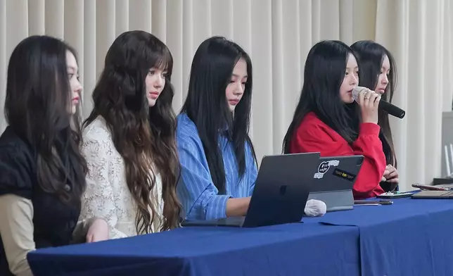 NewJeans五位成員在2024年11月28日召開緊急記者會單方面宣布解除專屬合約。網上圖片