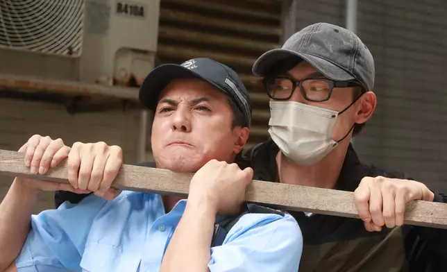 但其實嗰度力係幫庭鋒擋住支棍，以免真係整親庭鋒