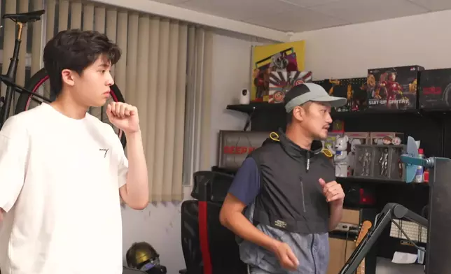 吳浩康非常認真與陸卓謙（Jeffrey）排練舞步。