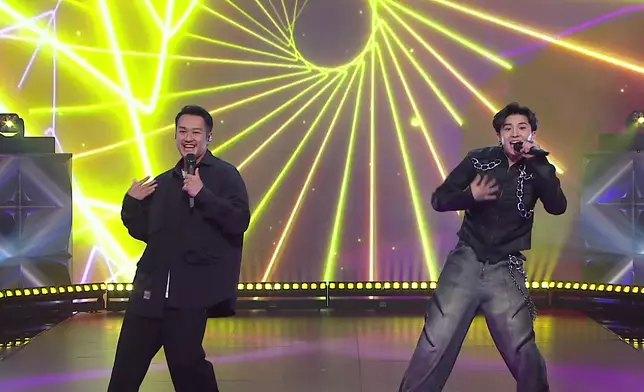 Deep、Jeffrey唱跳《給愛麗絲》。