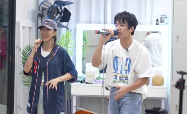 鍾舒漫（Sherman）細心指導司徒泆（Haru）。