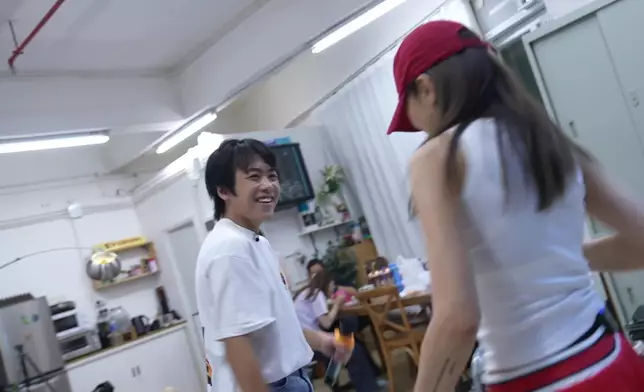 Haru首次與Sherman合作而略顯害羞。