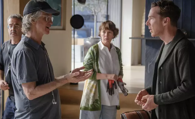 導演積路治（左一）