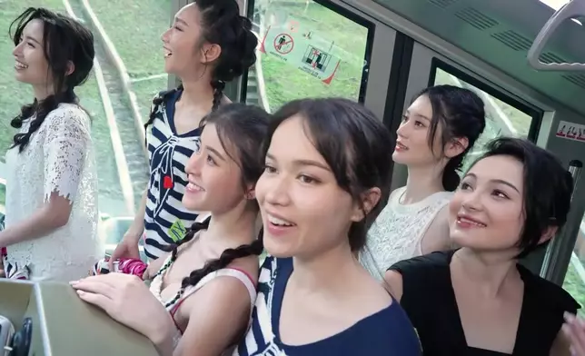 搭纜車登上升旗山。