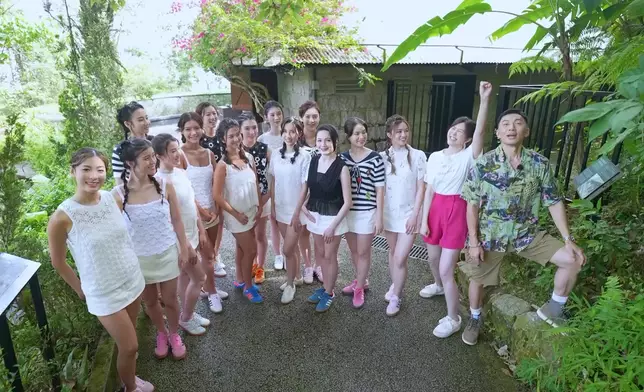 搭纜車登上升旗山。