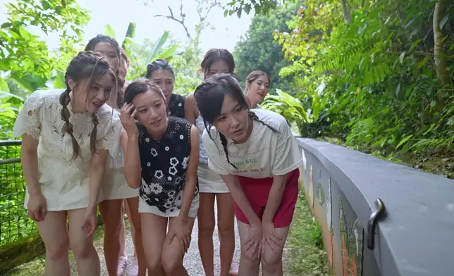 阿Moon嗰組遇到蟲蟲，搞到莫凡勁驚。（藍白橫間）