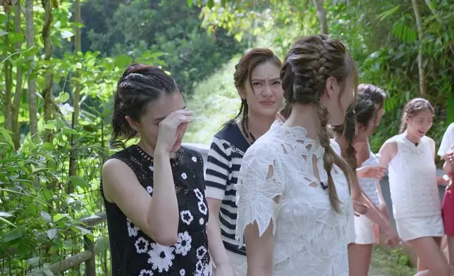 阿Moon嗰組遇到蟲蟲，搞到莫凡勁驚。（藍白橫間）