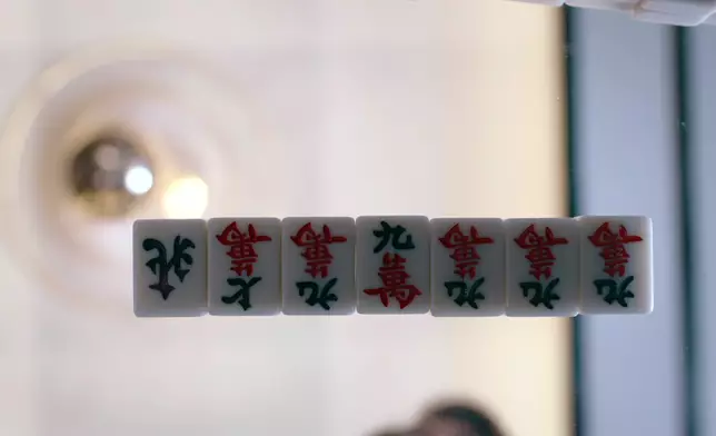 圖入面嘅玻璃枱，係完美滿足咗打盲章時觀眾嘅視覺。