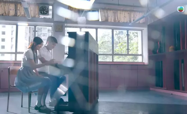 尋晚一集年青版沈盈同久哥彈《與我常在》，再度成功掀起網民回憶。