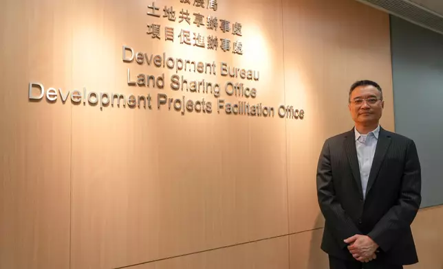 發展局項目促進辦事處總監周文康表示，「城中學舍計劃」對症下藥，在多方面拆牆鬆綁，鼓勵市場以自資和私營方式把現有商廈改裝為學生宿舍。甯漢豪網誌