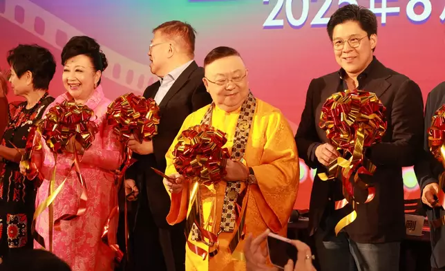 眾嘉賓聯同李居明大師為影藝城揭開序幕。