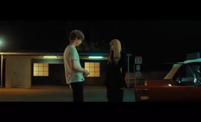 二人上演淒美的愛情故事。 MV截圖