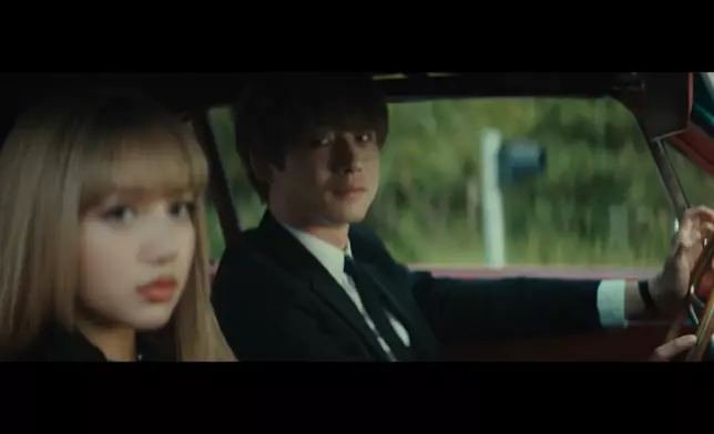 坂口健太郎擔任Lisa《Dream》的MV男主角。 MV截圖