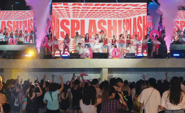 海兒、Chantel、VIVA與CY齊齊大合唱陳慧嫻的經典快歌《跳舞街》。