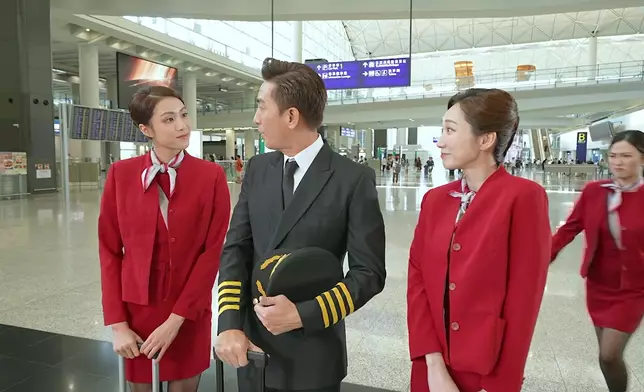 三位港姐輪流向馬國明獻媚，拍出嚟效果幾搞笑。