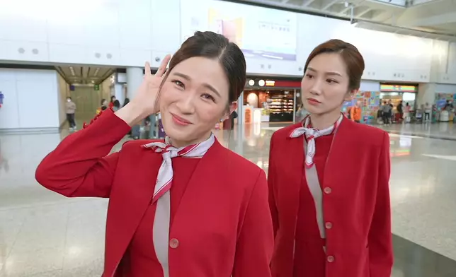 三位港姐輪流向馬國明獻媚，拍出嚟效果幾搞笑。