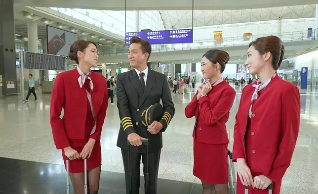 三位港姐輪流向馬國明獻媚，拍出嚟效果幾搞笑。