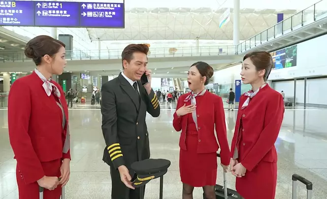 呢三位空姐真係太進擊了。