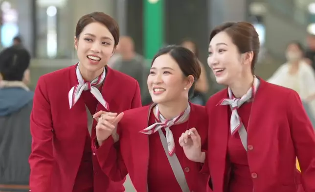 呢三位空姐真係太進擊了。