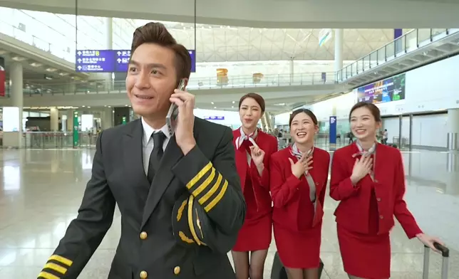 呢三位空姐真係太進擊了。