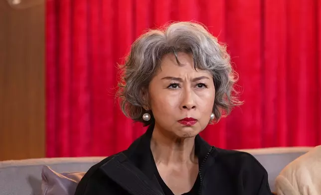 Sally扮嬲豬表情。