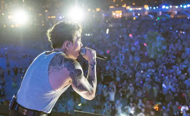 人氣歌手Tyson Yoshi壓軸登場，大騷肌肉。